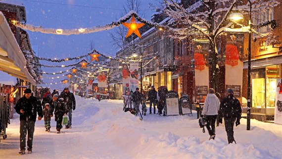 A snow-filled Christmas street in Lillehammer. Image.