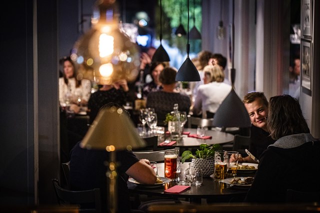 Folk som spiser på en restaurant.
