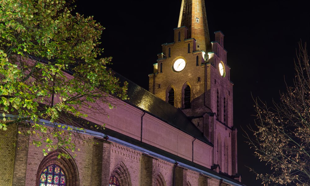 S:t. Nikolai kyrka i Halmstad på natten. Bild.