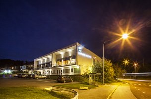Hotellets fasad "by night"