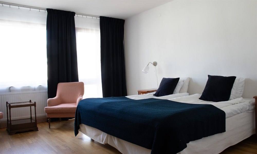 Nice standard hotel room with armchair. Photo.