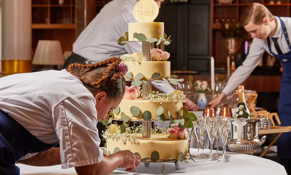 Udsmykning af en bryllupskage. Billede.