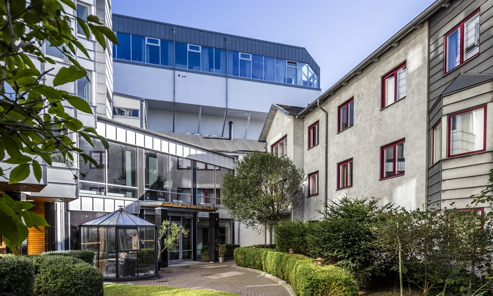 Hotell hall trädgård. Foto.