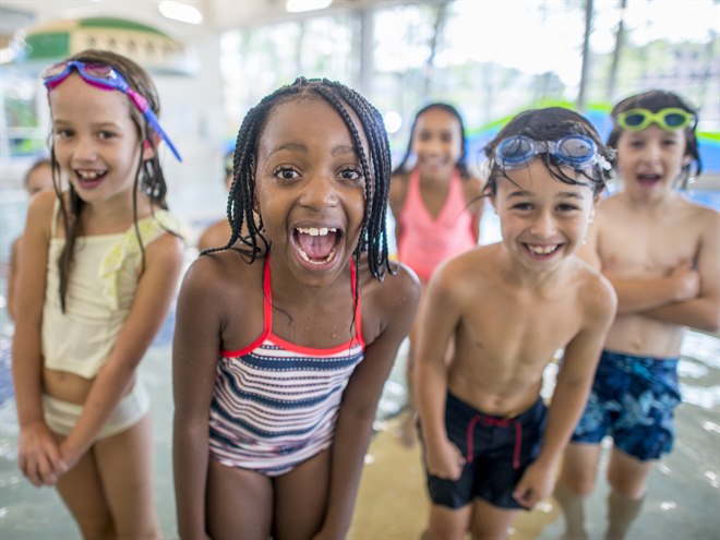 Barn i en badland inomhus.