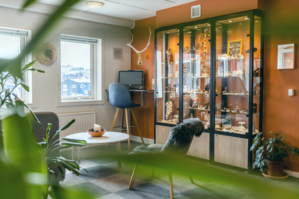 Nicely furnished lobby room. Image.