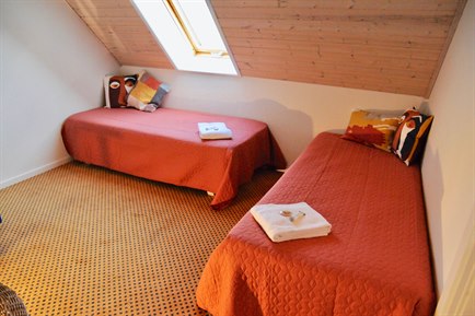 Family Room 4 Persons with red furniture. Photo.
