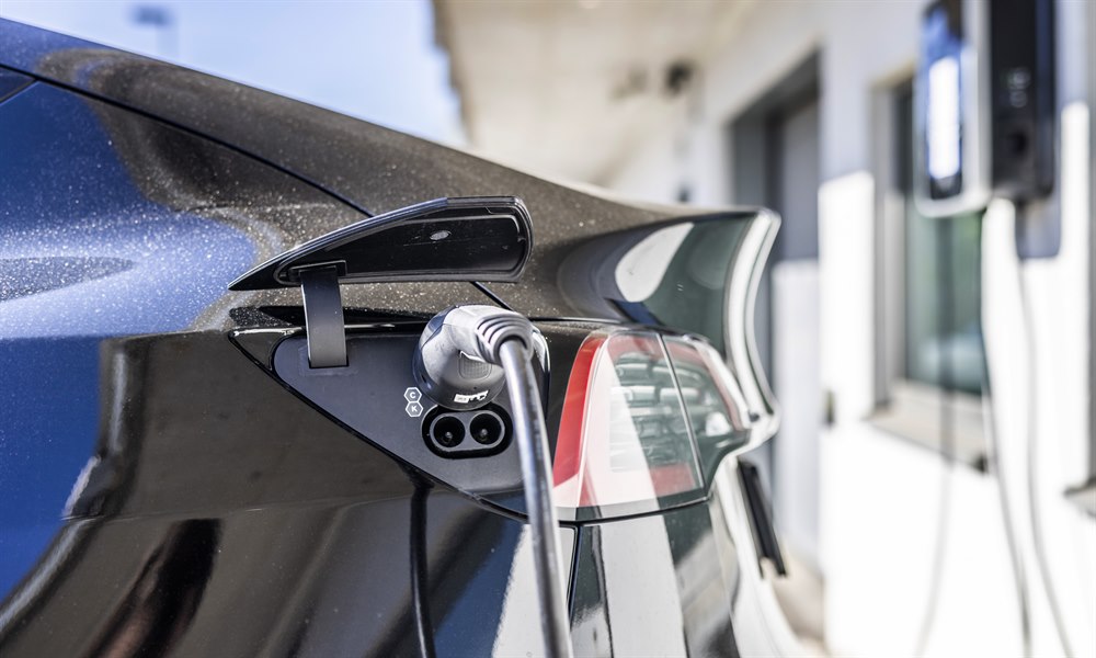 Elladdning på parkeringsplats. Foto.