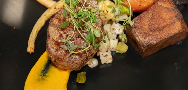 Fantastic beef dish at Brasserie Skagen Hotel. Photo.