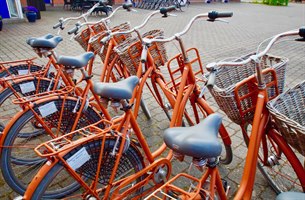 Orange lejede cykler fra Skagen Motel. Bilde.