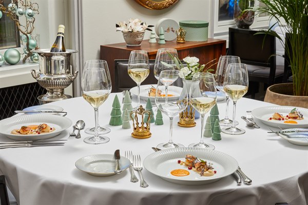 Ett dukat restaurangbord. Bild.