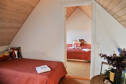 Family Room 4 Persons with red furniture. Photo.