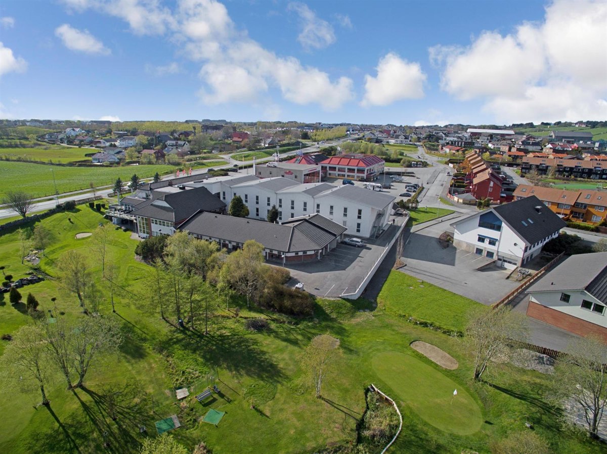 Aerial view of the hotel. Image.