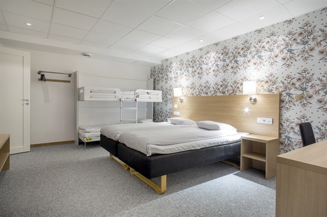 Familjerum 6 bäddar utan fönster. Bild.