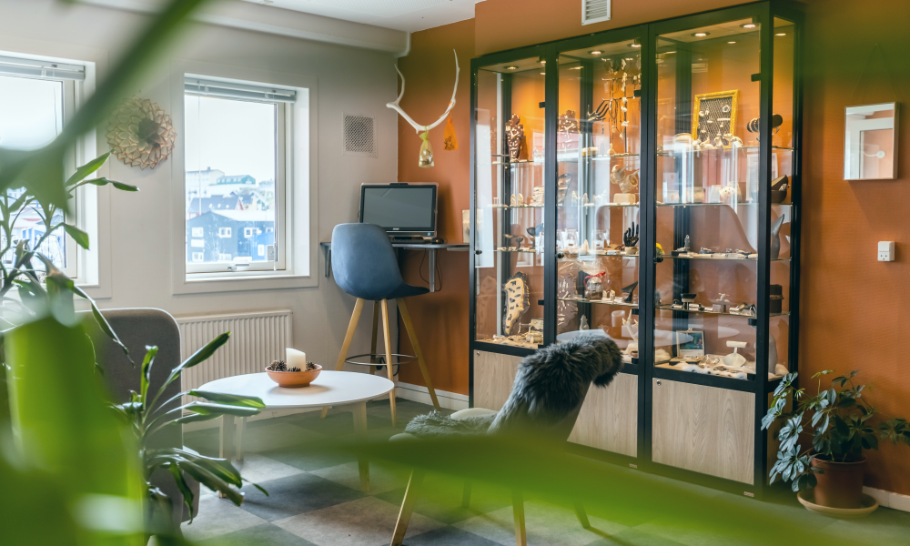 Nicely furnished lobby room. Image.