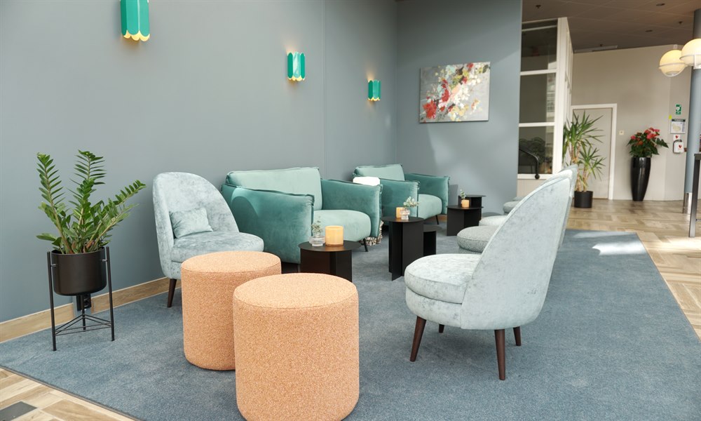 Dejlig lobby First Hotel Jönpöing. Bilde.