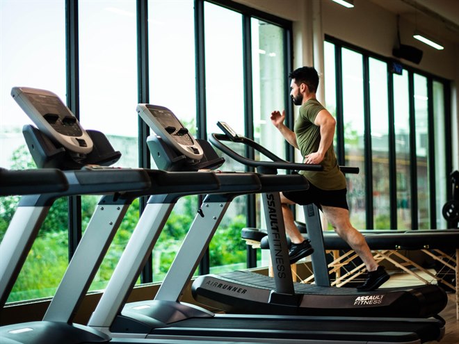 Gym med löpband. Bild.