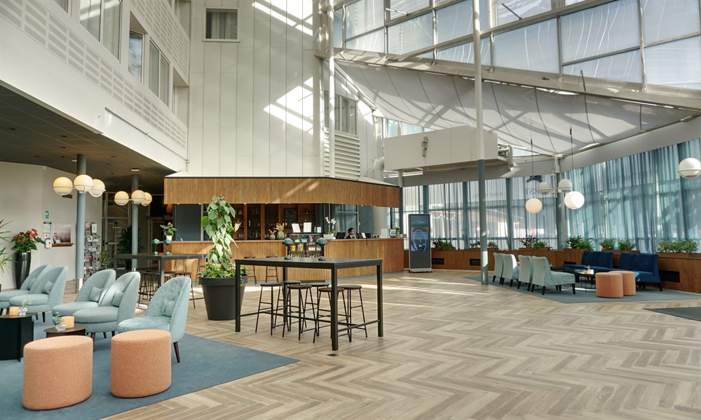 Dejlig lobby First Hotel Jönpöing. Bilde.