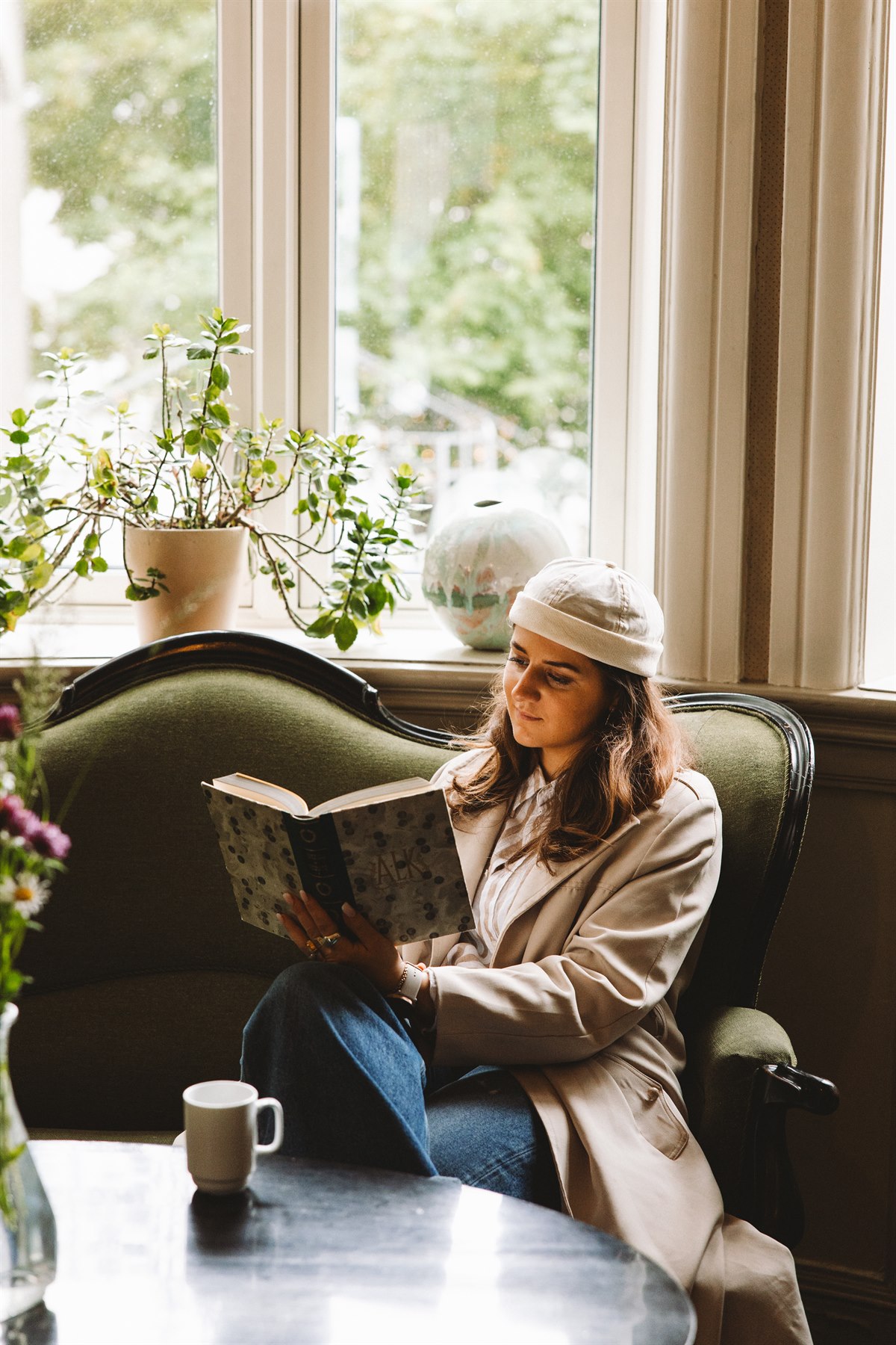 Kvinna som läser i loungen. Bild.