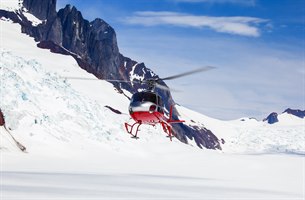 Helikopter sightseeing over fjellet. Bilde.