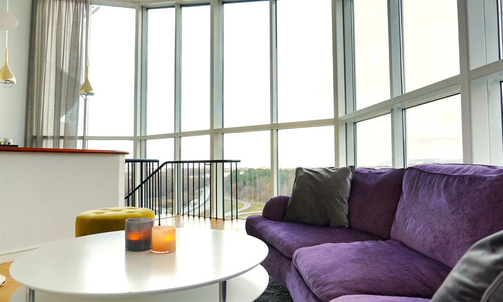 Sofa i suiten. Billede.