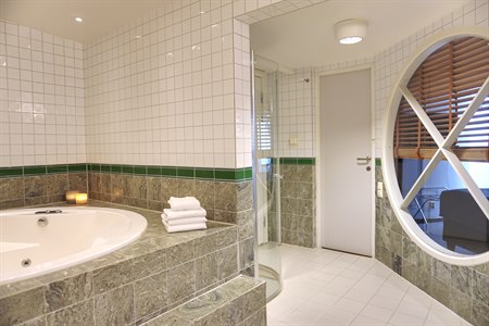 Bathroom Suite. Image.