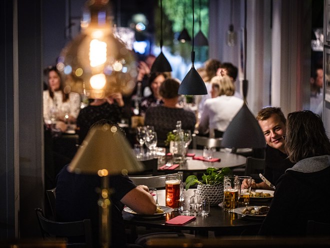 Människor som äter på en restaurang.