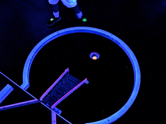 Minigolfbana med neonljus.