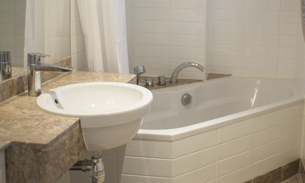 Deluxe Family Bathroom. Image.