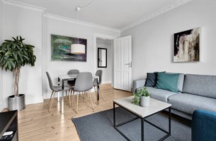 Moderne møbler to værelses lejlighed Indre Østerbro. Bilde.