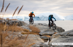 Two people on mountainbikes. Image