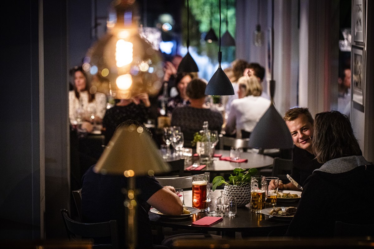 Människor som äter på en restaurang.