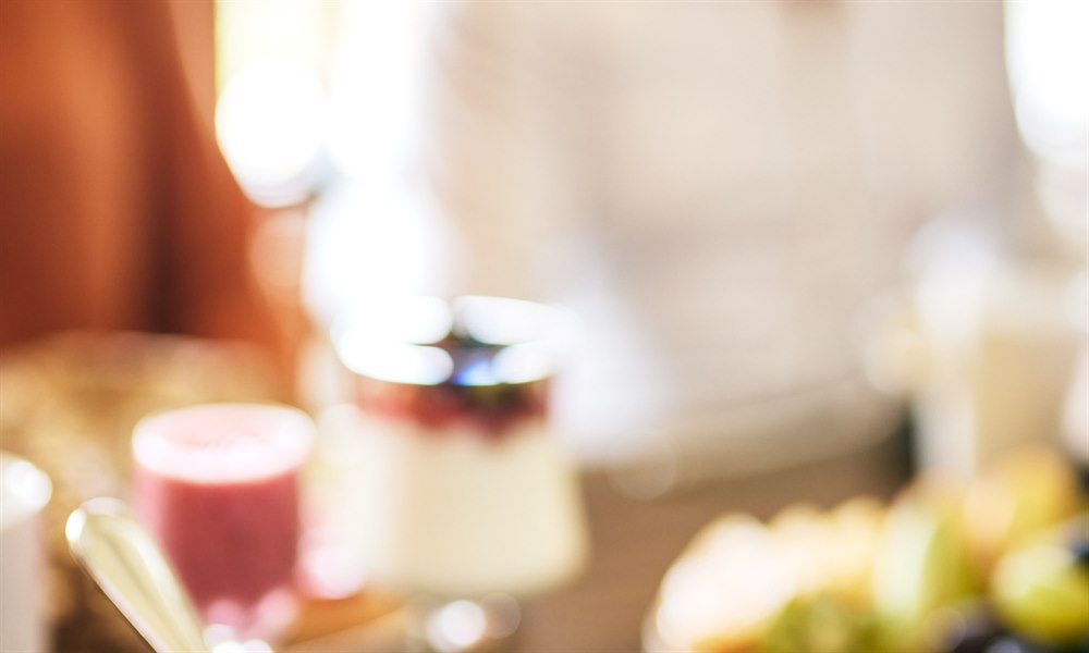 Nyt frokost med vennen din. Bilde.