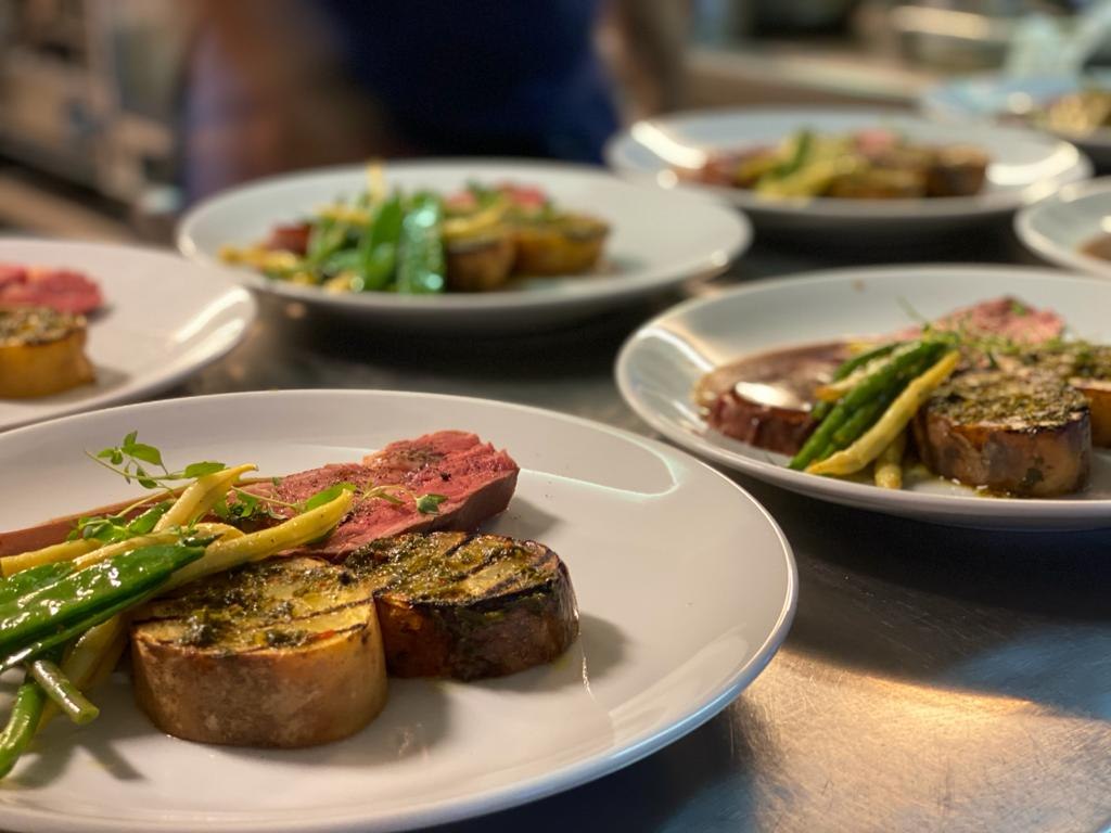 Nyt stekt biff for middag. Bilde.