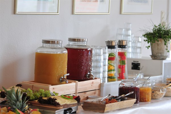 Breakfast buffet at Skagen Motel. Photo.