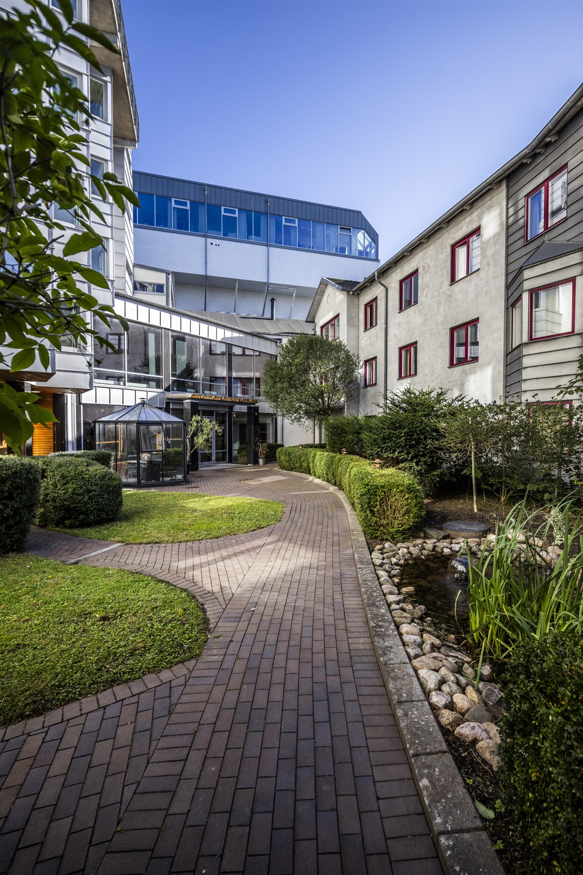 Hotell hall trädgård. Foto.