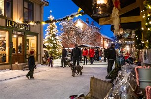Experience the Maihaugen Christmas market in Lillehammer. Photo.