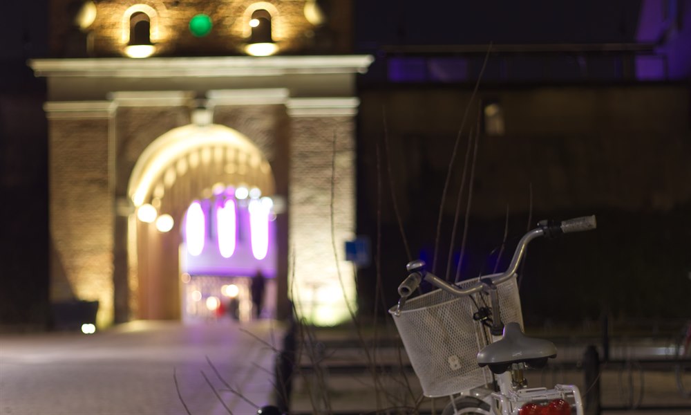 En cykel och Norre Port, Halmstad. Bild.