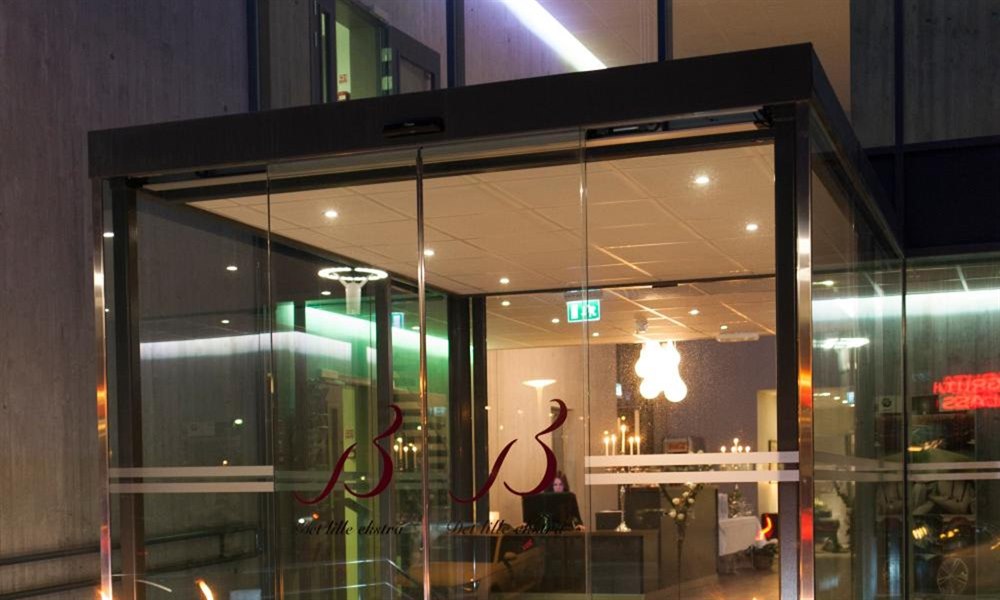 Hotel entrance. Image.