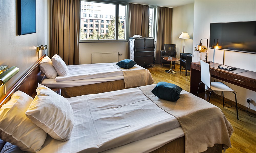 triple quadrople room