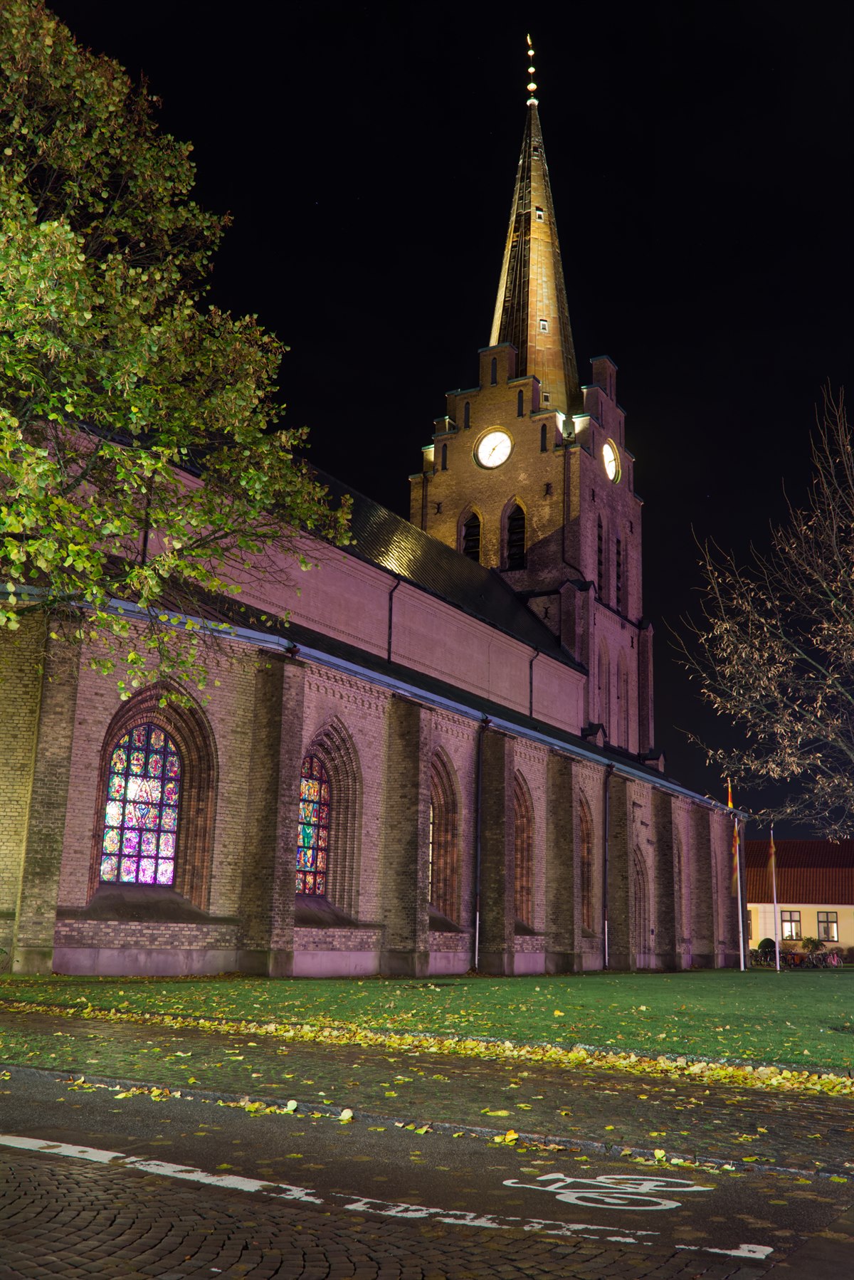 S:t. Nikolai kyrka i Halmstad på natten. Bild.