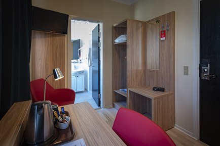 Nice single room at Prinsen hotel. Photo.