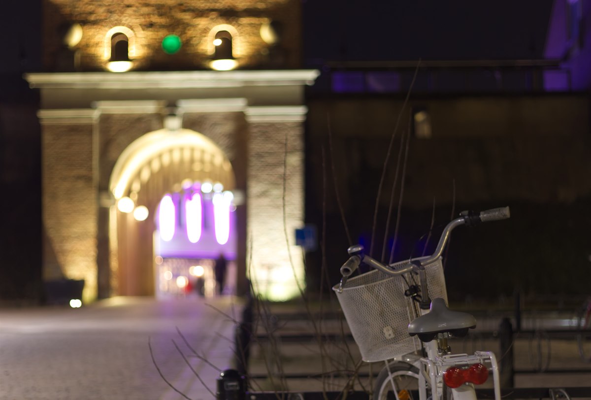 En cykel och Norre Port, Halmstad. Bild.