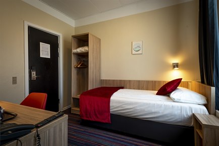 Nice single room at Prinsen hotel. Photo.