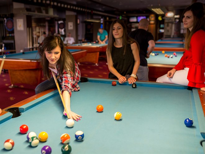 Vänner som spelar biljard.