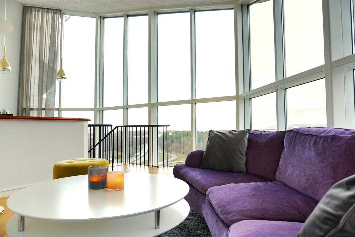 Sofa i suiten. Billede.