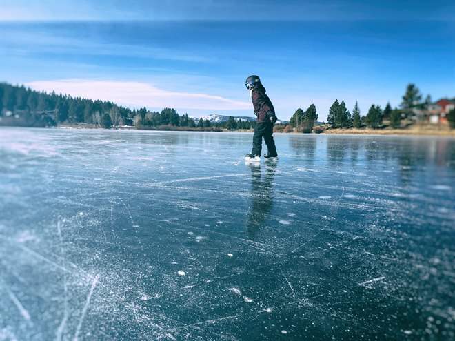 Ett barn åker skridskor utomhus.