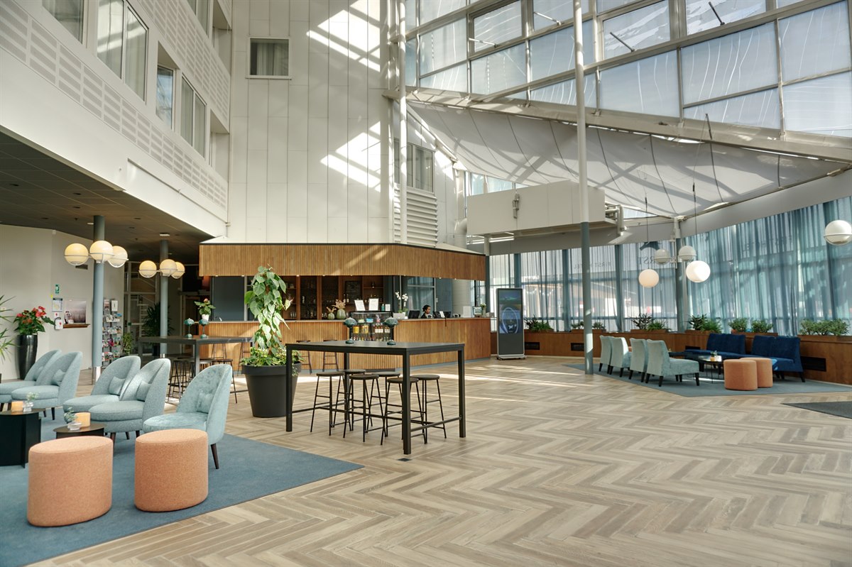 Dejlig lobby First Hotel Jönpöing. Bilde.