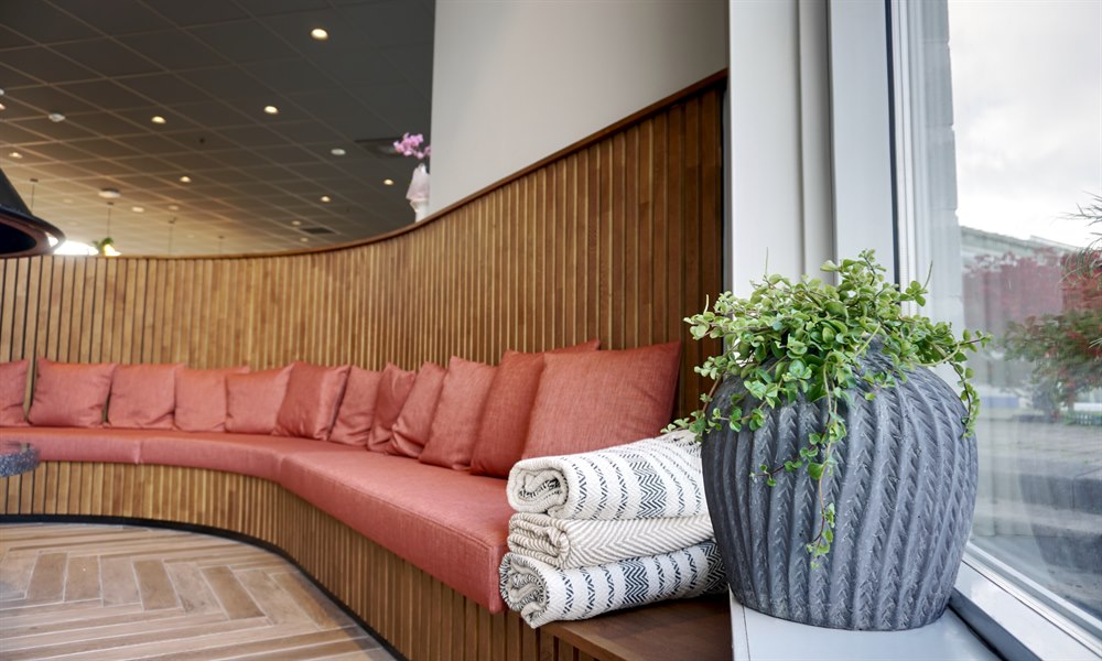 Dejlig lobby First Hotel Jönpöing. Bilde.