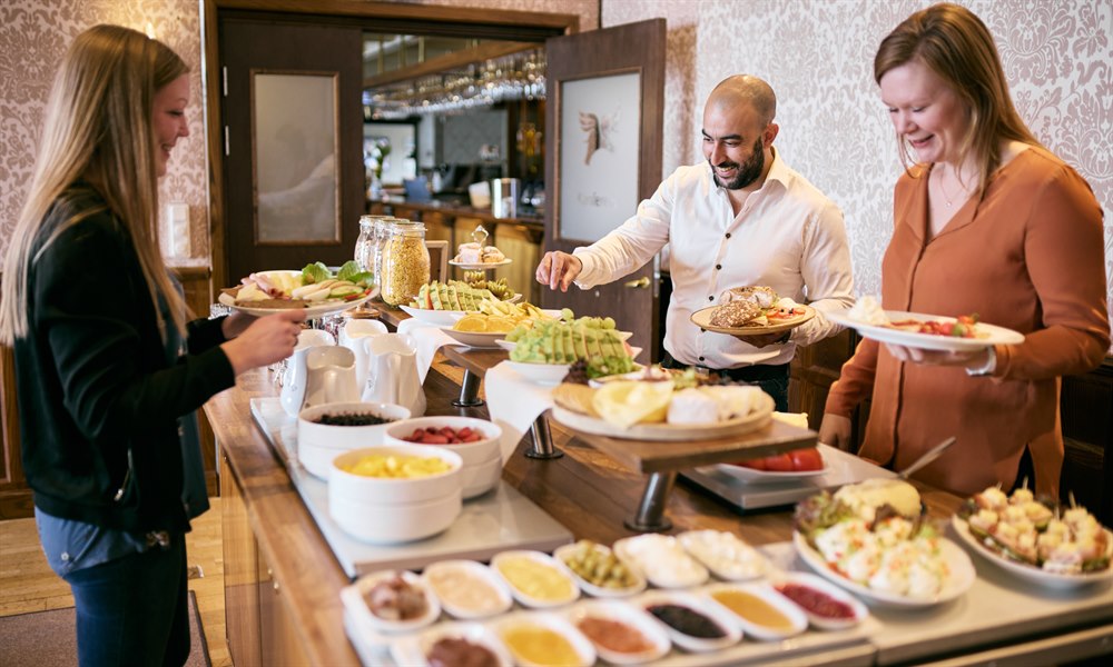Nyt frokost med vennen din. Bilde.
