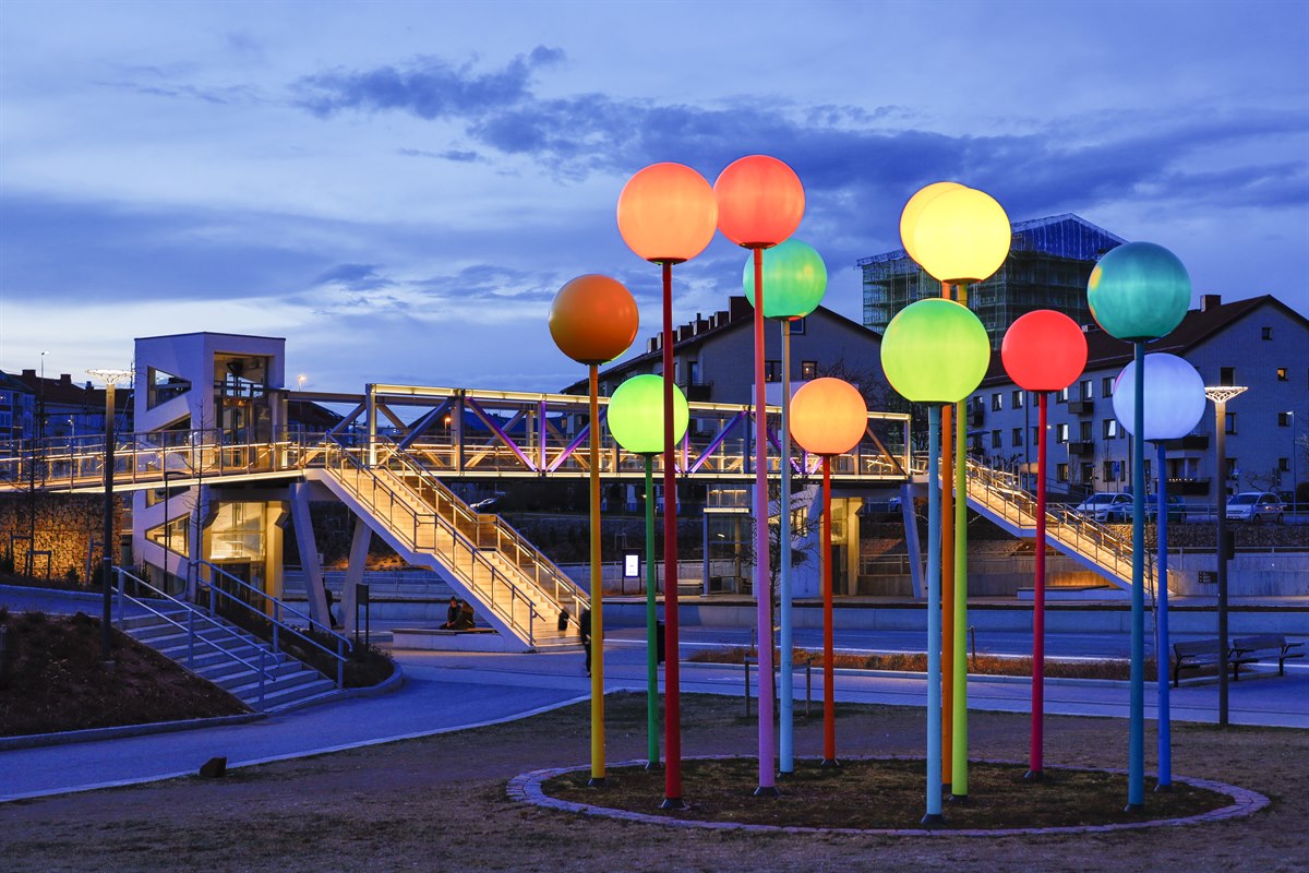 Glödlampskonst vid busstationen, Halmstad. Bild.
